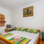 Apartament Gorgeous In With House Sea View