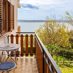 Apartament Gorgeous In With House Sea View